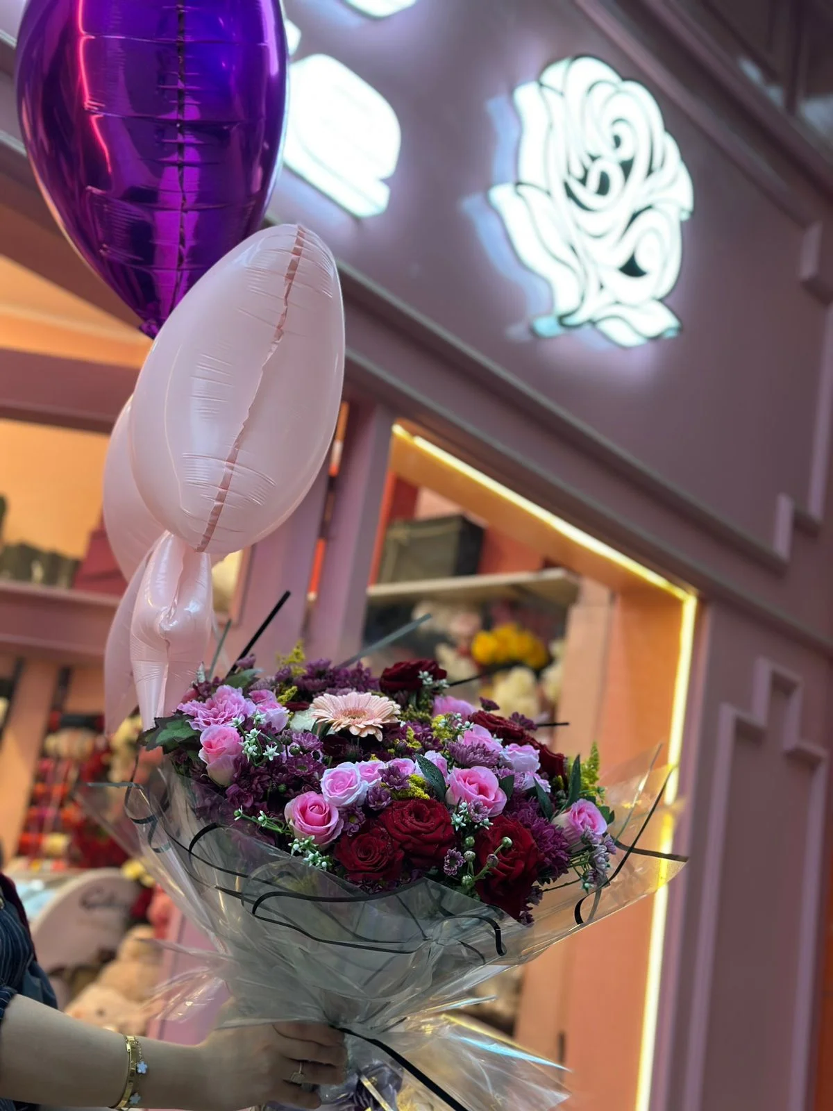 باقة فاخرة مع بالونات